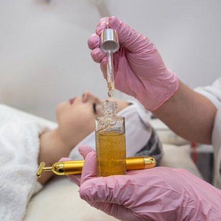 cosmetologist-applying-few-drops-moisturizing-oil-with-pipette-face-her-young-pretty-woman-spa-center-procedure-facial-skin-care_359031-41739 cosmetologist-applying-few-drops-moisturizing-oil-with-pipette-face-her-young-pretty-woman-spa-center-procedure-facial-skin-care_359031-41739